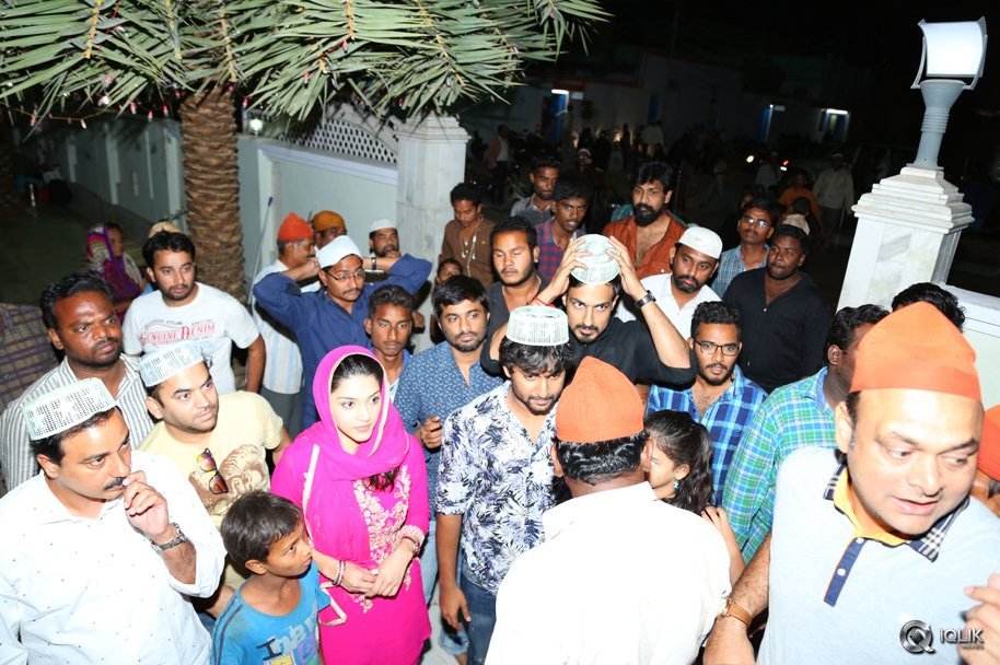 Krishna-Gadi-Veera-Prema-Gaadha-Movie-Team-Visits-Kadapa-Darga